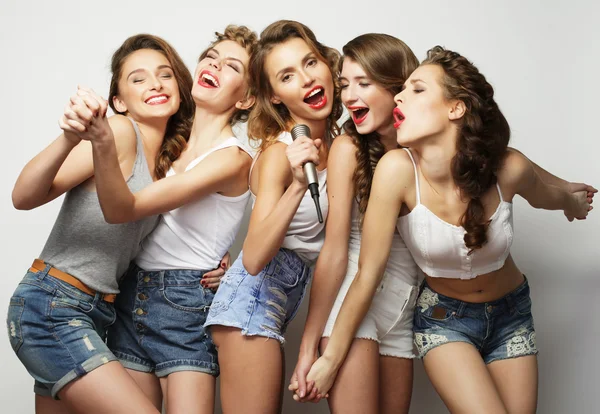 Meninas hipster elegantes bonitas cantando karaoke — Fotografia de Stock