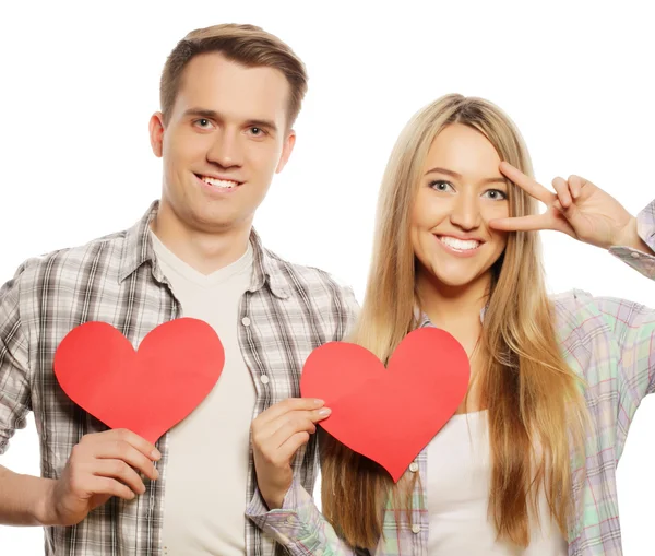 Feliz pareja enamorada sosteniendo el corazón rojo —  Fotos de Stock