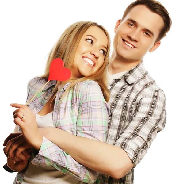 Ευτυχισμένο ζευγάρι ερωτευμένος κρατώντας κόκκινη καρδιά — Φωτογραφία Αρχείου