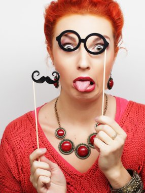 Bıyık ve gözlük tutan genç kadın