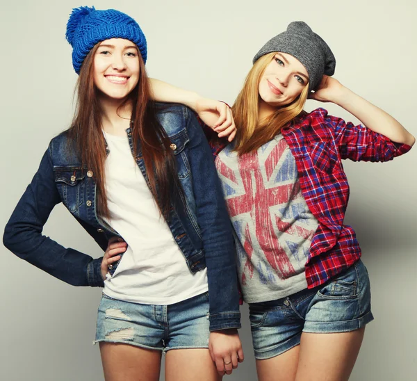 Twee stijlvolle sexy hipster meisjes beste vrienden — Stockfoto