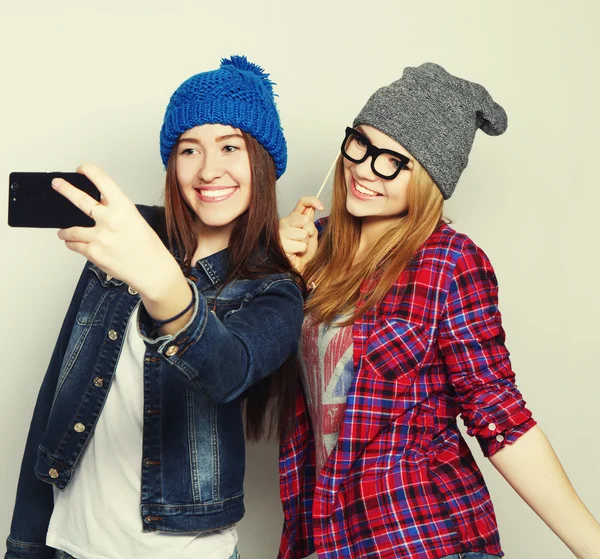 Mujeres tomando selfie — Foto de Stock