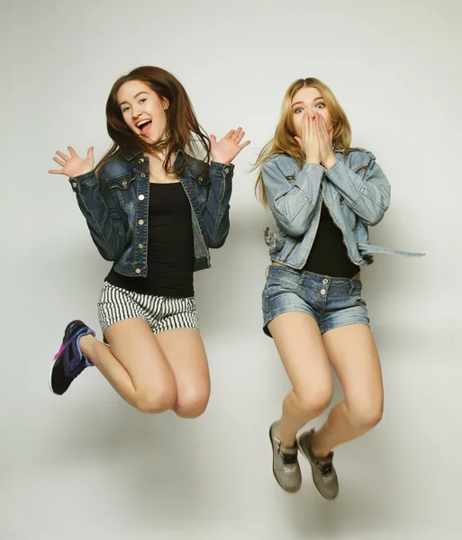 Jovens hipster meninas melhores amigos saltar — Fotografia de Stock