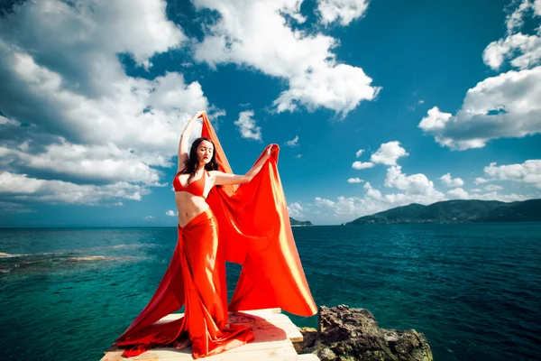Жінка з червоною спідницею і тканиною — стокове фото