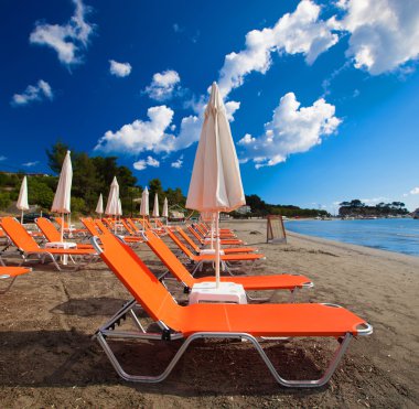 ile güzel Plajda şemsiye şezlong