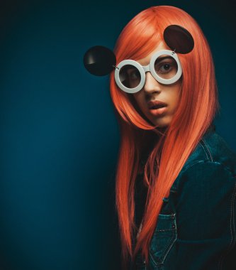 Kızıl saçlı güzel bir kadın.