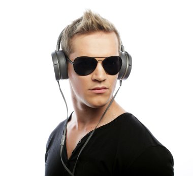 mutlu genç adam kulaklık ile müzik dinlemek