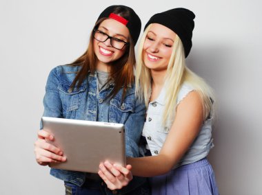 bir tablet ile kendi kendine portre çekici kızlar