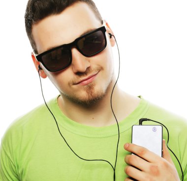 müzik dinleme ve smartphone kullanarak adam