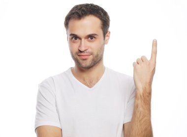 mutlu bir adam gülümseyen genç bir şey gösterir