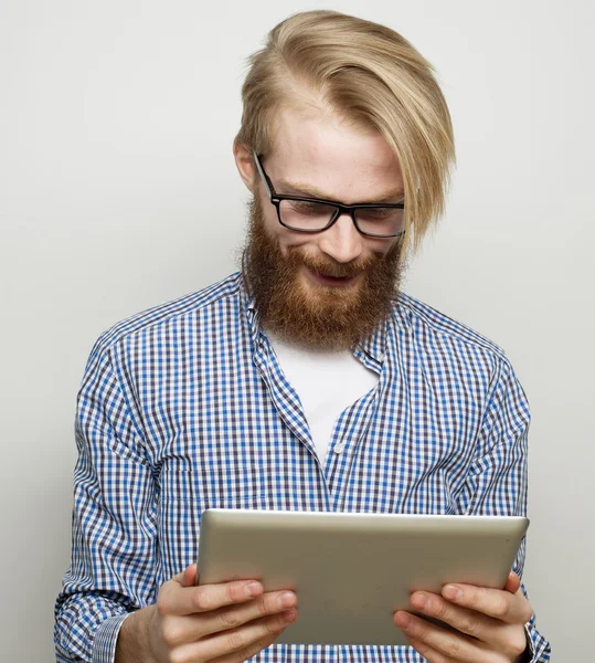 Ung man som använder en surfplatta dator — Stockfoto