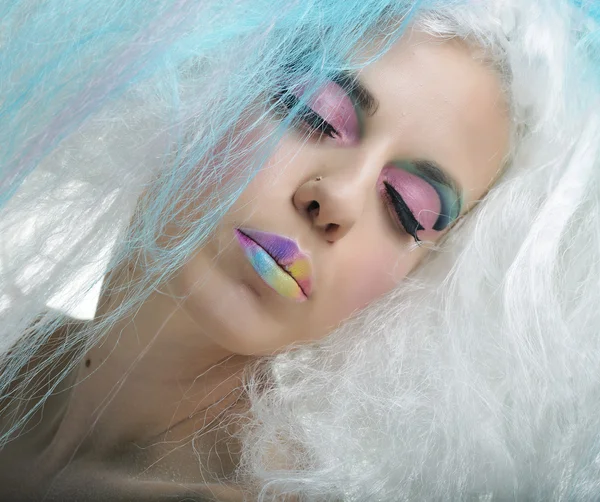 Mujer joven con maquillaje brillante y cabello creativo —  Fotos de Stock