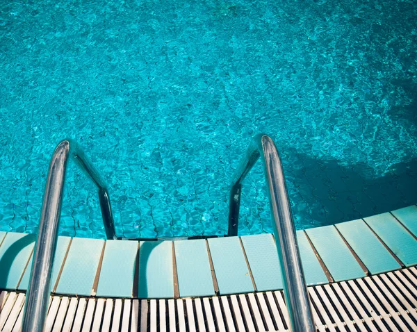 Piscina con escalera — Foto de Stock