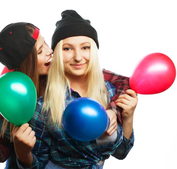 Hipster flickorna ler och håller färgade ballonger — Stockfoto