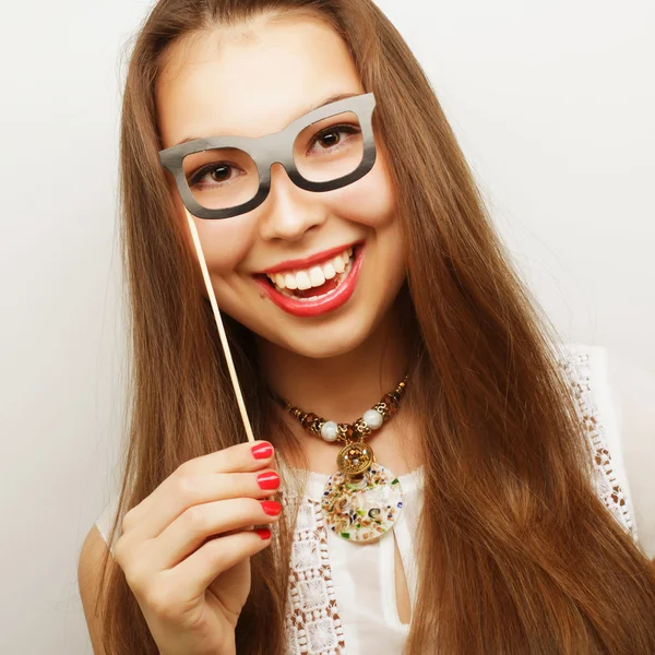 Zabawne młode kobiety trzymające okulary imprezowe. — Zdjęcie stockowe