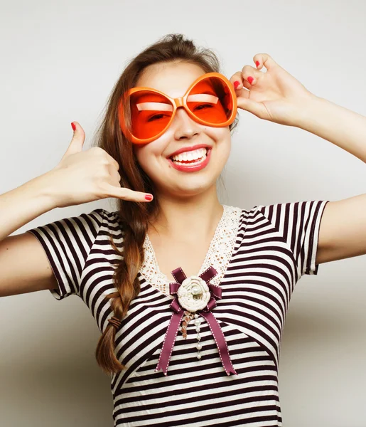 Junge Frau mit großer Party-Brille — Stockfoto