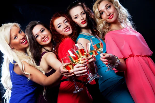 Partygirls klirren Flöten mit Sekt — Stockfoto