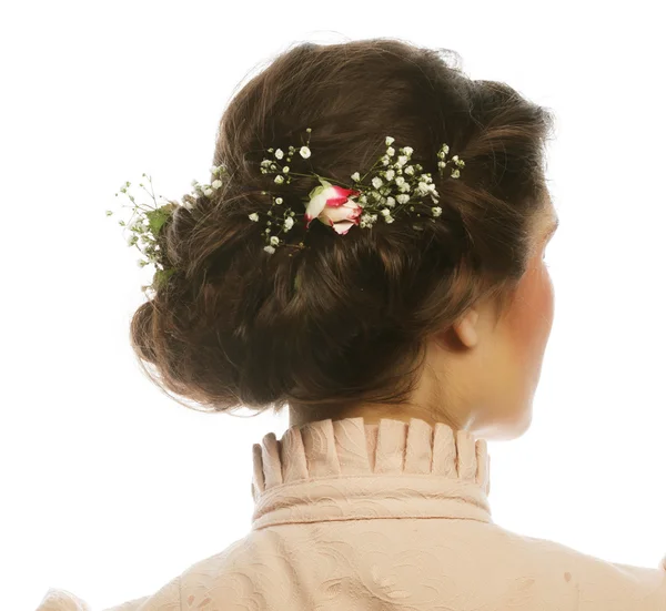 Vista posterior de hermoso corte de pelo con flores pequeñas — Foto de Stock