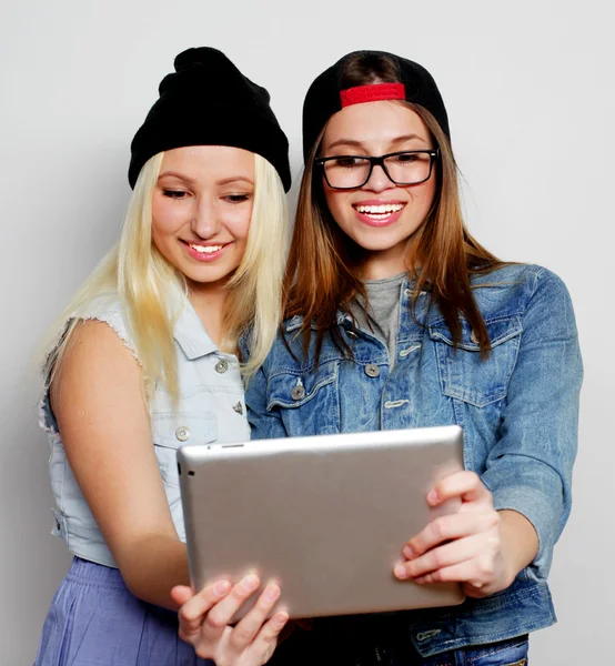 Mädchen beim Selbstporträt mit Tablet — Stockfoto