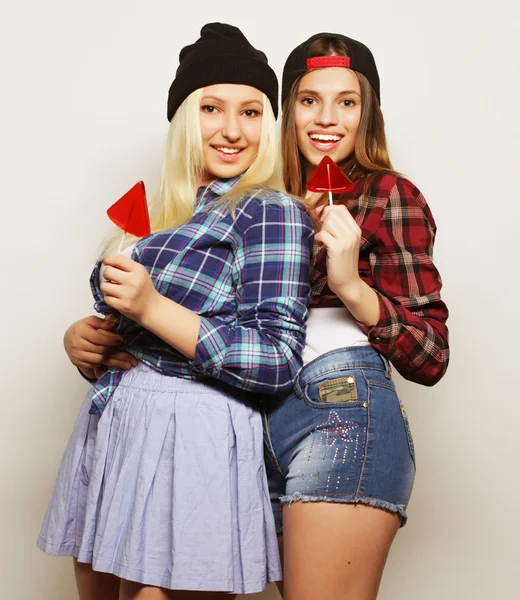 Twee jonge mooie hipster meisjes — Stockfoto