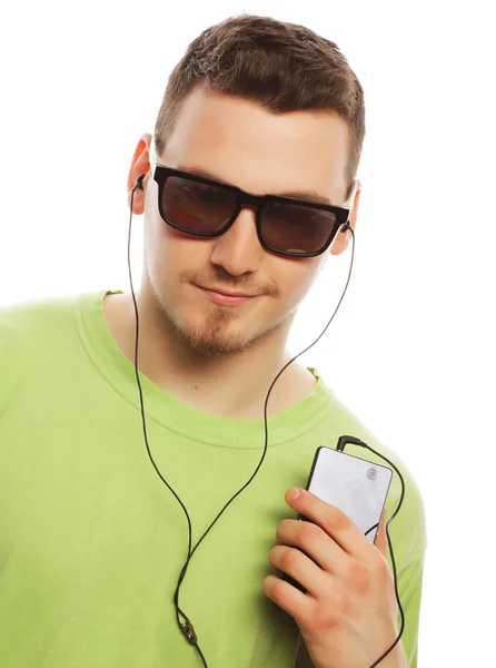 Άνθρωπος ακούει μουσική και χρησιμοποιώντας smartphone — Φωτογραφία Αρχείου