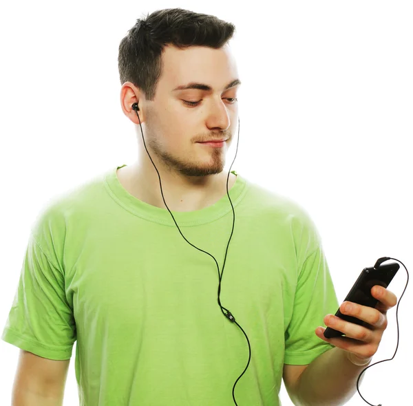 Homem ouvindo música e usando smartphone — Fotografia de Stock