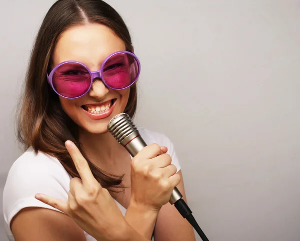 Menina cantando feliz — Fotografia de Stock