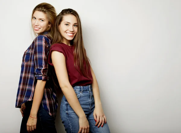 Due giovani amici ragazza in piedi insieme e divertirsi. — Foto Stock