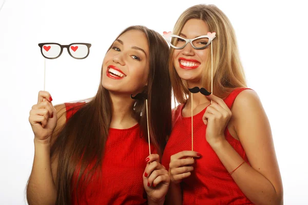 Beste vrienden meisjes dragen rode jurk klaar voor partij — Stockfoto