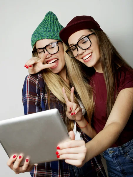 Two hipster girls friends taking selfie with digital tablet — Stock Photo, Image