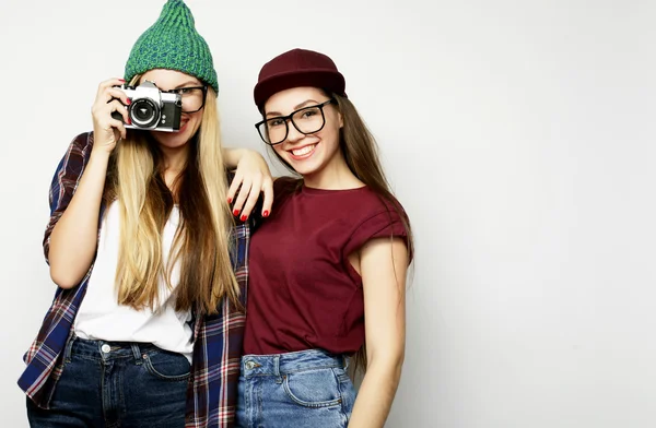 Meninas felizes amigos tirando algumas fotos, com câmera — Fotografia de Stock