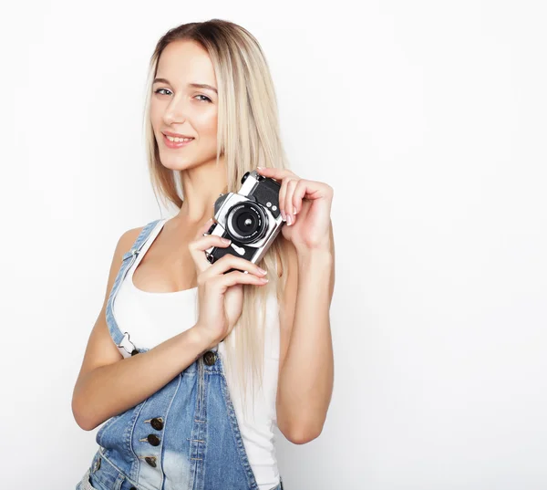 Joven bonita mujer sosteniendo cámara — Foto de Stock