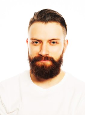 Beyaz tişörtlü şık sakallı adam.