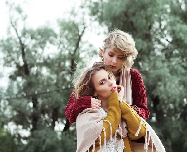 Dos mujeres jóvenes y bonitas felices, tiro de moda — Foto de Stock