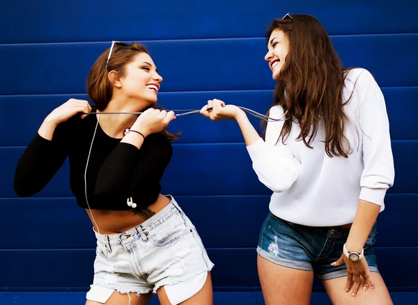 Twee jonge hipster meisje vrienden samen plezier. — Stockfoto