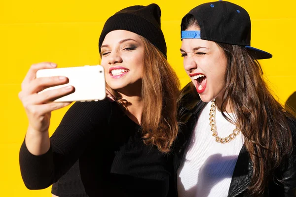 Ragazze adolescenti amici all'aperto fanno selfie su un telefono . — Foto Stock