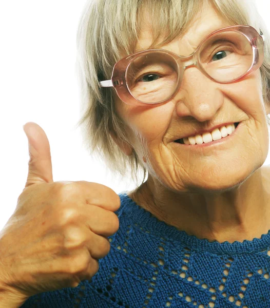 Ηλικιωμένη γυναίκα δείχνει εντάξει σύμβολο σε λευκό φόντο — Φωτογραφία Αρχείου