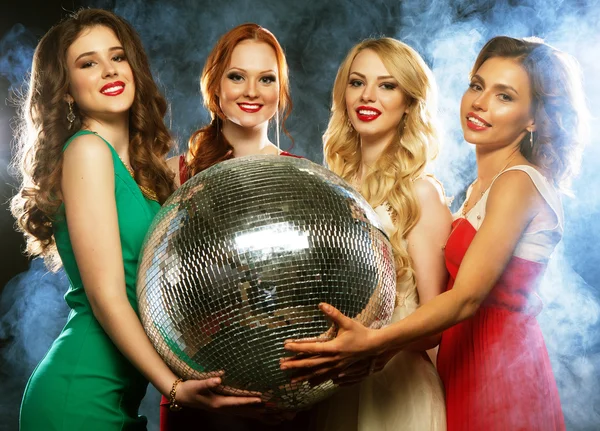 Disko topu ile parti kızlar — Stok fotoğraf