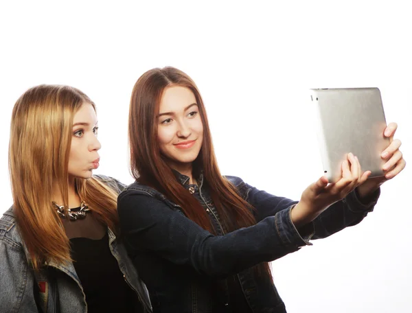 Mujeres jóvenes y bonitas tomando un autorretrato — Foto de Stock