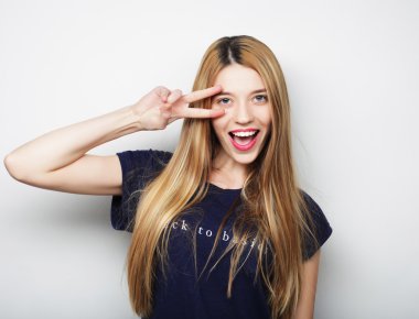 Güzel kadın zafer ya da barış işareti gösteriyor.