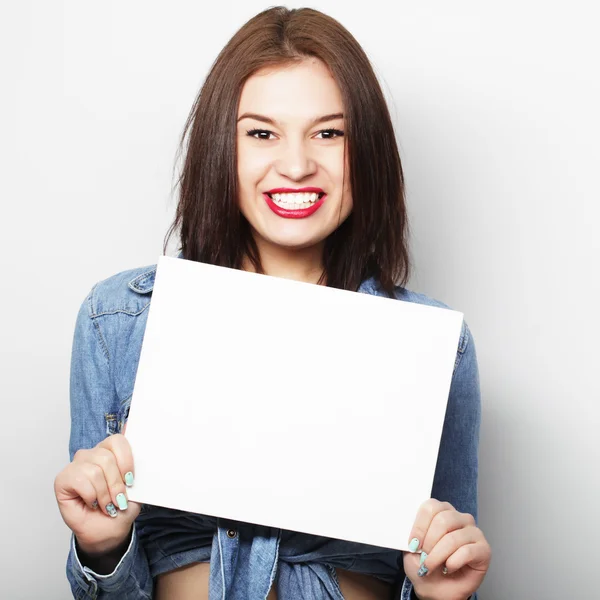 Glimlachende jong casual stijl vrouw tonen blanco signboard — Stockfoto