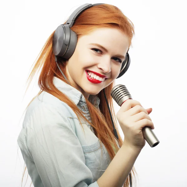 Belle jeune femme avec microphone et écouteurs — Photo