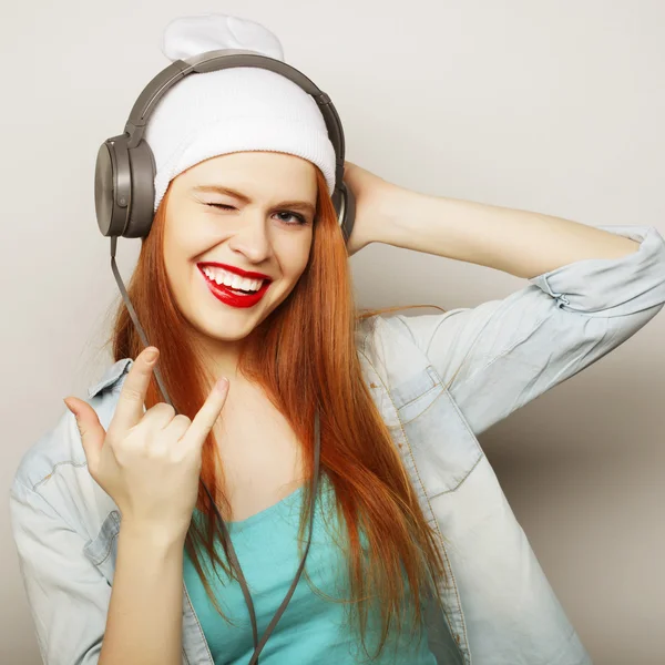 Mujer joven con auriculares escuchando música — Foto de Stock