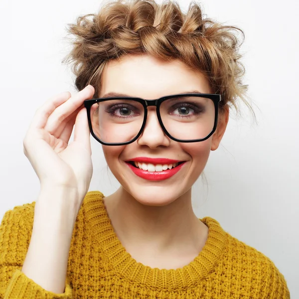 Portrét neformální ženy v brýlích — Stock fotografie
