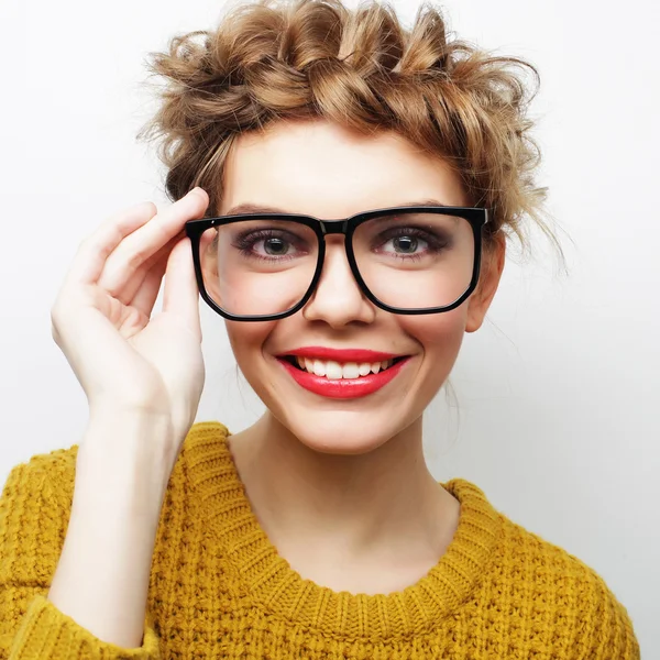 Portret van een casual vrouw in glazen — Stockfoto