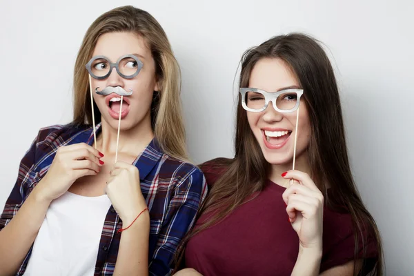 Två snygga sexiga hipstertjejer bästa vänner redo för fest — Stockfoto