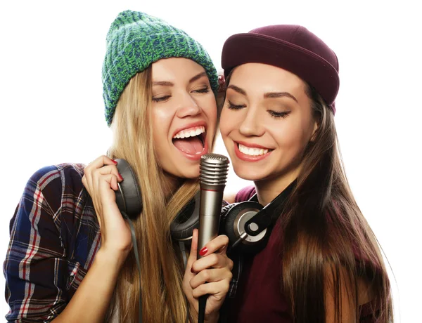 Zwei Schönheit Hipster Mädchen mit einem Mikrofon singen und haben f — Stockfoto