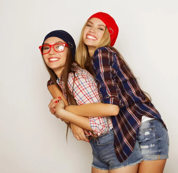 Primer plano estilo de vida retrato de dos guapas novias adolescentes smili —  Fotos de Stock