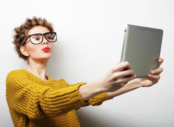 Felice donna prendendo selfie con tablet digitale — Foto Stock