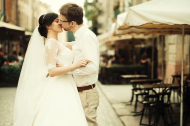 Lüks romantik mutlu gelin ve damat evliliği kutluyor.